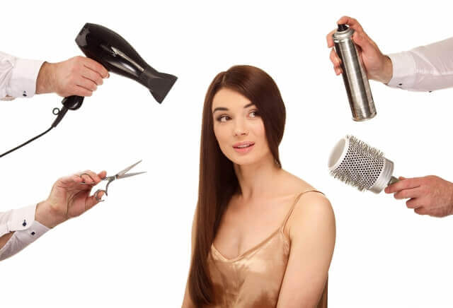 女性とヘアメイクの道具