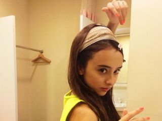 ヘアアレンジしている石田ニコル