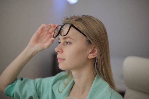 視野を変える女性