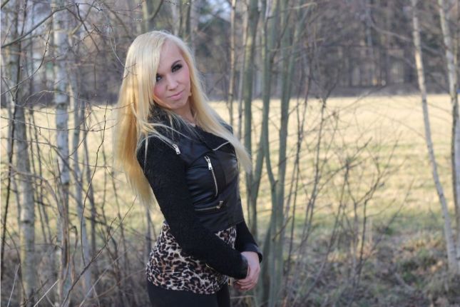 ストレートヘアーの女性