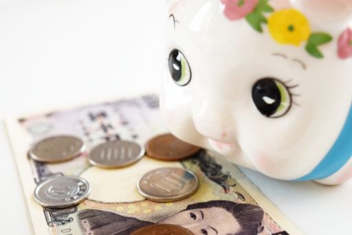 豚の貯金箱とお金