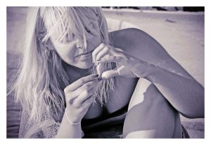 爪をいじる女性