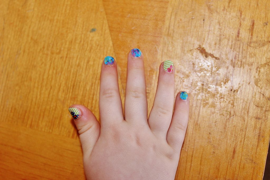 ネイルしている子供の爪