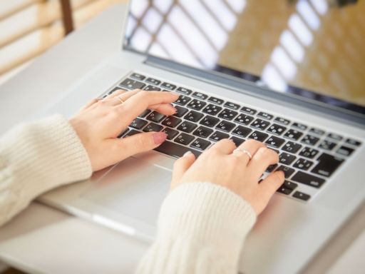 パソコンでブログを書く女性