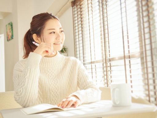 ブログの内容を考えている女性