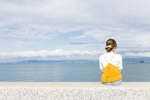 埠頭に座る女性