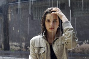 雨に打たれる女性の画像