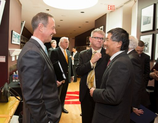 にこやかに話す男性