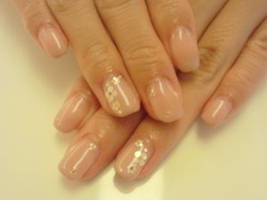 ピンクベージュとホログラムのお花のシンプルネイル