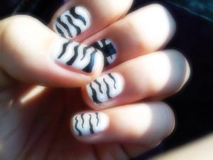 ゼブラ柄のネイル