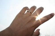 指輪をしている手