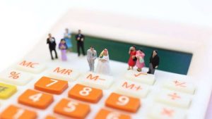 電卓と新郎新婦