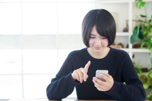 携帯で調べる女性