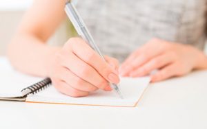 メモをとっている人