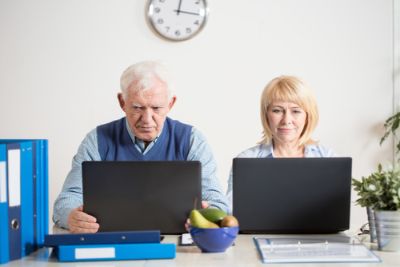 パソコンをする老夫婦