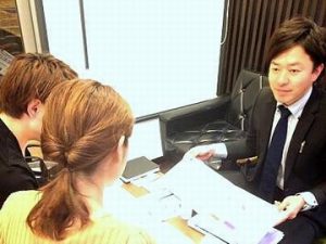 男性の話を聞く女性