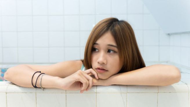 女性が頬杖している様子