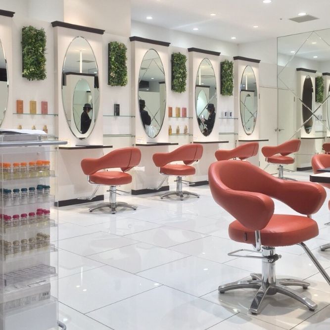 白を基調とした清潔感のある美容室の内観