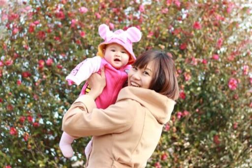 抱っこされる笑顔の赤ちゃん