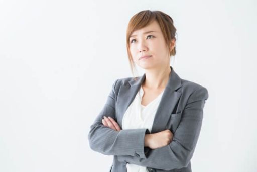 悩むビジネスウーマン