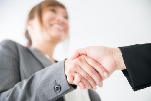 握手するビジネスウーマン