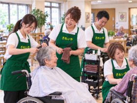 美容師復帰を応援！【週1日〜・16時頃まで】午前中3時間勤務で4,600円保障！ブランク＆訪問美容未経験OK♪＜土日休み・直行直帰・研修あり＞