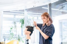 ☆美容教員を募集中★美容の楽しさを教えるお仕事です！教員経験がなくても応募OK◎【基本的に土日祝休み＆17時までの勤務♪】ワークライフバランスを整えながら勤務出来ます！【賞与年2回・各種手当・有給あり♪】