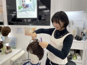 ◇イトーヨーカドー多摩センター店◇週2日～OK！◇《ウィッグ販売スタッフ》『カットやサロンワークのご経験は不問★』美容師免許お持ちの方優遇！接客や販売の経験を活かせます！年齢不問20代～60代活躍中☆