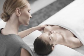 ラグジュアリーブランドLA PRAIRIE＼エステティシャン募集／〈月10日程度の出勤でOK／実働7.5時間で負担なく働けます♪〉『セレブなVIPがお客様 』ワンランク上の上質な技術と接客スキルが身につく！｡:+*