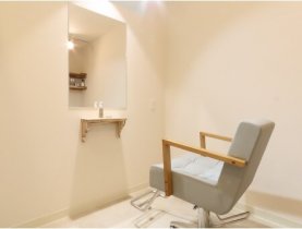 『くせ毛で悩むお客様を、自分の手で笑顔にしたい！』そんな業務委託のスタイリストさんを募集します♪【日給保証1万円あり / 自由出勤】技術、税金面のサポート万全！