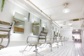 ＼美容師が美容師を好きで居られる職場／★仲間の良さが自慢♪WILL piccy浅草橋東口店でスタイリスト募集中！【19時閉店】残業ほぼ無し！ノルマなし！★高単価メニューもあり頑張りをしっかり給与へ反映♪。＊。月給26万保障＆社会保険完備◎