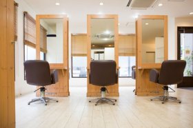 【日曜日定休】【18時閉店】残業ほぼ無し！子育て世代、介護世代も安心！美容師が美容師を好きで居られる職場★仲間の良さが自慢♪ウィルファ新小岩店でスタイリスト募集中！★月給26万保障／時給1,400~1,500円