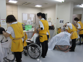 【訪問美容師/正社員】月給24万円～★《土日祝休み／18:30退勤》ブランク10年・未経験から安心してスタートできる充実研修あり◎直行直帰OK！