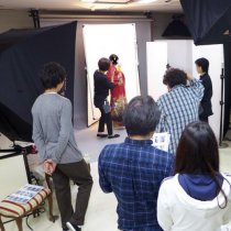 成人式や卒業式の前撮りなどのお仕事です！ヘアメイク経験を活かして出張ワーク♪北関東エリア多数！宿泊費・交通費支給あり◎ ★最高日給4.5万円！★単発・Wワーク大歓迎！ライフスタイルに合わせて高収入を叶えませんか？