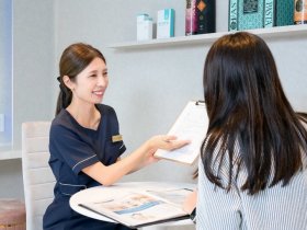 【＊フェイシャルエステサロン＊】韓国式コルギなどの施術♪ ＼残業なし＆年間休日120日以上／子育て中のスタッフも多数活躍中！家庭やプライベートと両立して働けるサロン.＋