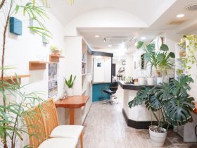 ＼★美容師免許も経験も不要★／「サロンサポート」スタッフ募集♪【年齢不問】タオルの整理やフロアの清掃など、お店を整える大切なお仕事◎《時給1300円～・週1日～OK》