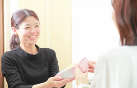 <週1日・1日3時間～>無理なく働けるアシスタント募集！【16時終業・日曜日お休み】カットやカラーのヘルプがメインなのでブランク復帰も安心◎夕方の家事やお子様のお迎えにも余裕で間に合います♪