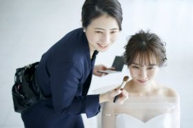 ＊ブライダルヘアメイク＊ ウェディング企業の新規事業部での募集♪ドレスフィッティングや和装の着付け◎ユニークな福利厚生多数！年間休日は120日以上♪【月給27万円～】