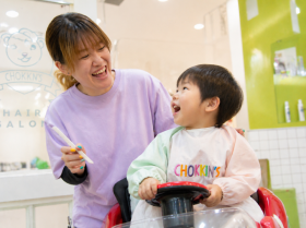 【チョッキンズ新店オープンにつきスタイリスト積極採用中◎】＼子育て世代にやさしい働き方を叶える／【週1日～OK】《当日予約枠制度を導入》事前予約でプレッシャーを感じる心配無し◎【ノルマ無し｜土日休みOK｜有給休暇取得率100％】
