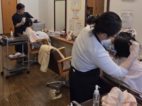 《◆月給40万～・日曜定休・17時半退勤◆》＼美容師スタイリスト／手荒れの心配がないノンカチオン商材使用◎メディア出演多数のオーナー直伝『頭部リンパほぐし』が学べる！