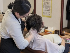 ★＼メニューはカット・香草カラー・頭部リンパほぐしのみ／★美容師スタイリスト《時給1600円～・日曜定休・営業時間17時半まで》手荒れの心配がないノンカチオン商材使用◎