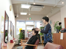 【日曜定休・17時半退勤】月給40万～・時給1600円～！◆美容師スタイリスト／正社員＆アルバイト・パート◆手荒れの心配がないノンカチオン商材使用◎★＼メニューはカット・香草カラー・頭部リンパほぐしのみ／★