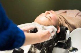 《カット・ブローなし》◆エイジングケアヘアカラー専門店◆頭皮全体にやさしいオーガニックヘアカラー材を使用◎【ご自身に合ったお休みや働き方選べます♪】〈月給28万円～〉