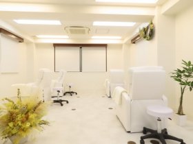 アイリスト募集！【月給27万円＋歩合】土日休みや連休も可能◎未経験者OK！マツエク・まつげパーマ・アイブロウなど幅広いメニューを扱うFIORE◎