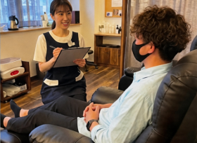 ＊メンズネイルケア専門店＊＜基本のネイルケアのみの施術＞落ち着いた紳士なお客様層中心です♪会話の少ない落ち着いた接客◎残業なし◎ノルマなし◎【年齢不問】未経験OK！