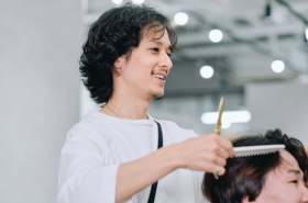 8月上旬OPEN！業務委託は6ヶ月間の新店保証給あり♪正社員は賞与年3回・社保完備・確定拠出年金など充実の待遇◎エリアNO.1の人気サロン多数！＜引っ越し祝い金20万円支給＞
