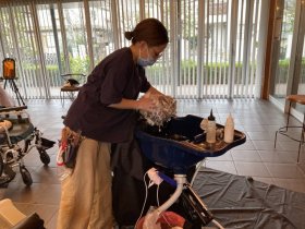 ★訪問美容師★［日曜&祝日お休み］遅くても16時にはお仕事終了♪雰囲気の良いチームなので定着率が高い♪＜週2日～＞未経験歓迎です＊［訪問エリアは、東京23区、多摩市etc…］直行直帰OK