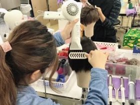 眠っている美容師免許はありませんか？ウィッグ業界で一緒に働こう！年齢・経験不問！接客なし！まずはご応募を♪