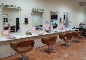 アシスタント募集！アシスタント専任で働きたい方もOK♪【週1日～】子育て中のスタッフもブランクがある方も働きやすい環境です◎〈18時半営業終了！〉1週間の連休も可能◎